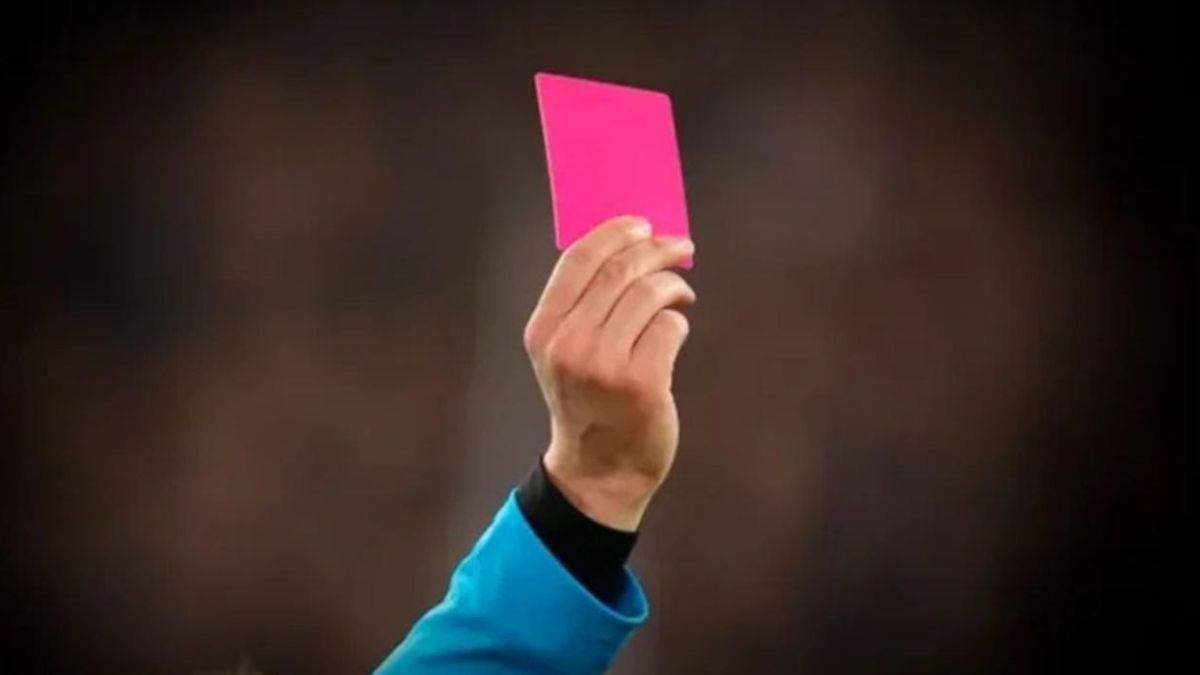 La tarjeta rosa se implementará en caso de que un jugador sufra un traumatismo o conmoción cerebral.&nbsp;