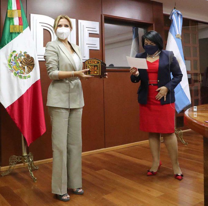 Fabiola Yáñez se reunió en México con autoridades del Sistema Nacional para el Desarrollo Integral de la Familia para hablar sobre niños y adolescentes. Y recibió regalos. Foto: Télam.