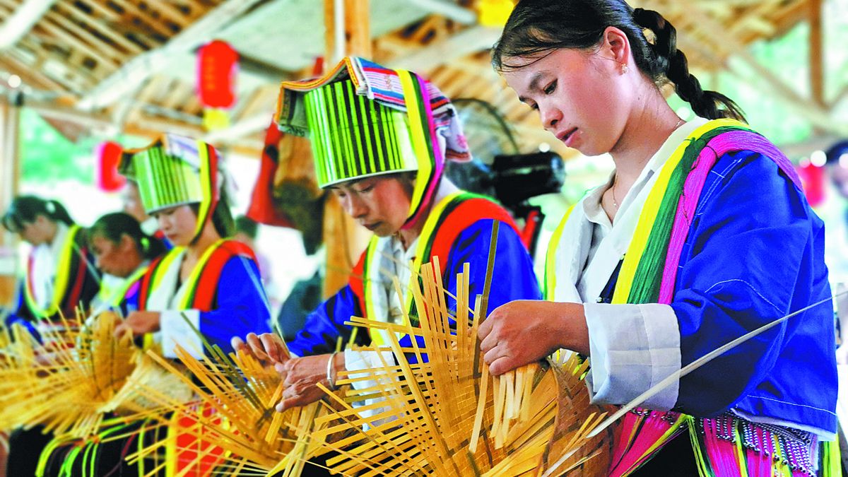 El tejido se ha convertido en una industria en auge en la aldea de Dachong, ciudad de Hezhou, Región Autónoma Zhuang de Guangxi. WANG KAIHAO / CHINA DAILY &nbsp;