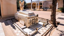 La simbología masónica está presente en el cementerio de la Ciudad de Mendoza, como en cada camposanto tradicional de ciudades importantes. Señala el descanso eterno y también el mensaje político de quien yace en cada una de estas tumbas. La simbología masónica está presente en el cementerio de la Ciudad de Mendoza, como en cada camposanto tradicional de ciudades importantes. Señala el descanso eterno y también el mensaje político de quien yace en cada una de estas tumbas.