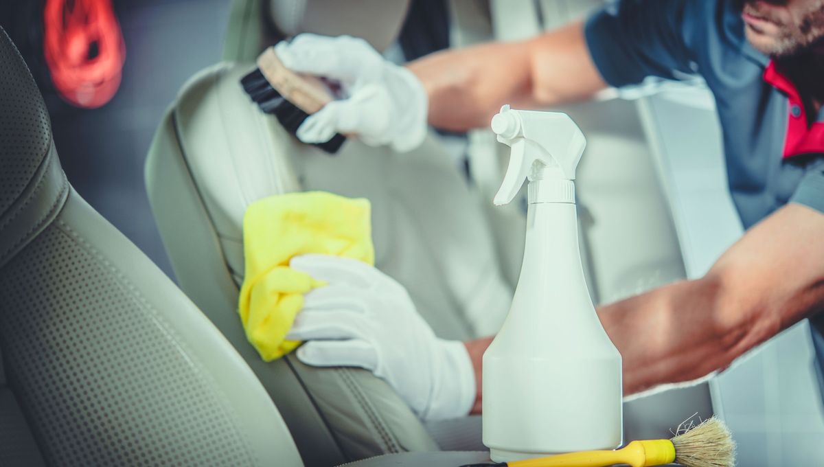 No utilices vinagre en las partes más electrónicas o digitales del auto y ten cuidado con las partes externas, hay que evitar daños en la pintura. No utilices vinagre en las partes más electrónicas o digitales del auto y ten cuidado con las partes externas, hay que evitar daños en la pintura. 