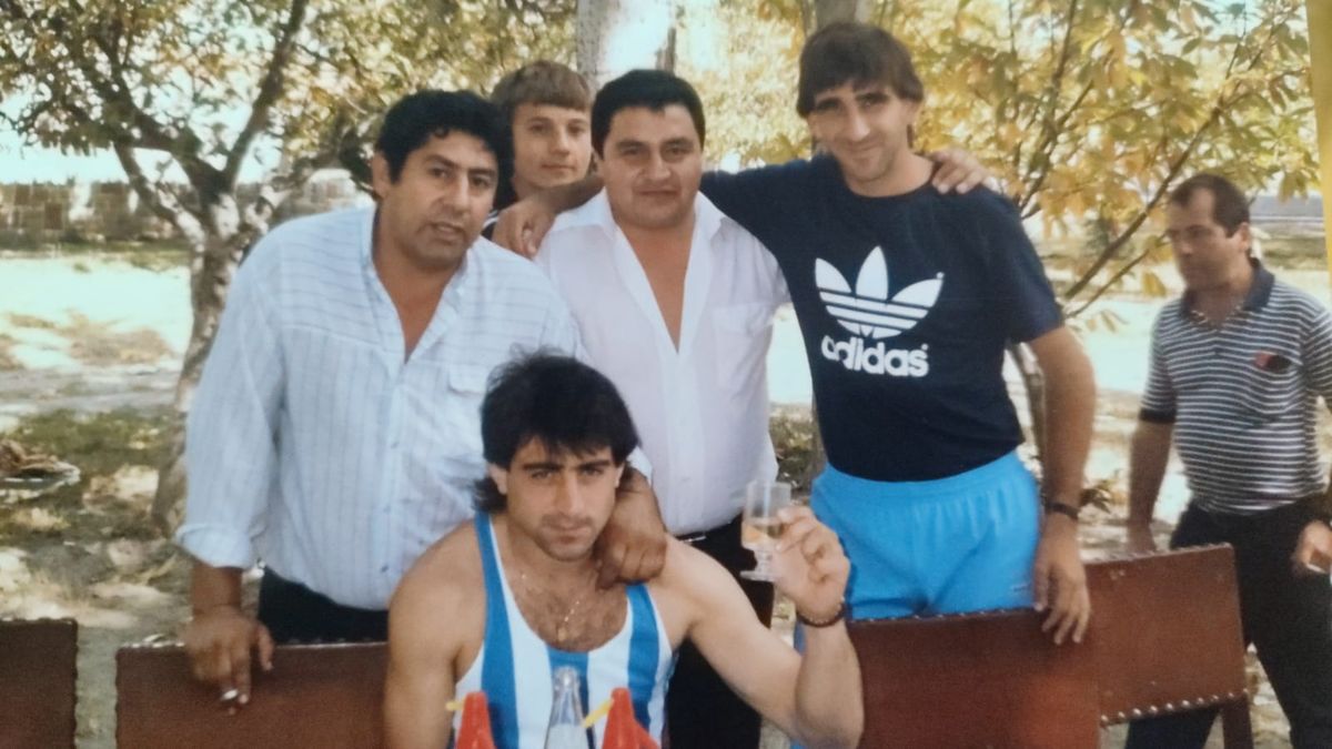 Gustavo Costas con hinchas de Atlético Argentino. Gustavo Costas con hinchas de Atlético Argentino.