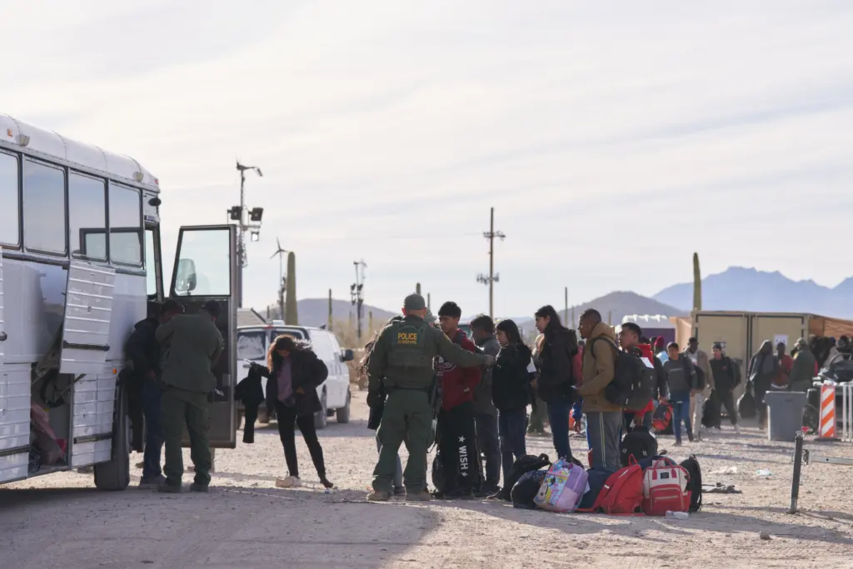Migrantes indocumentados suben a un autobús ante la vigilancia de la Patrulla Fronteriza de Estados Unidos. Crédito: EFE/Allison Dinner. Migrantes indocumentados suben a un autobús ante la vigilancia de la Patrulla Fronteriza de Estados Unidos. Crédito: EFE/Allison Dinner.