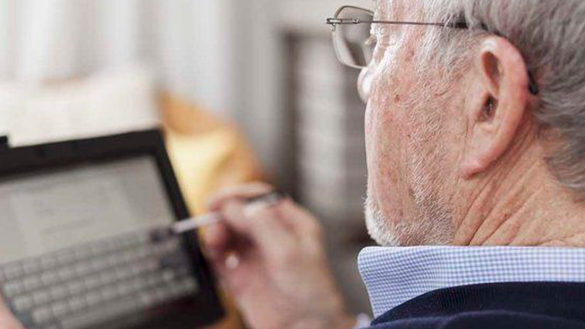 Los abuelos muchas veces no saben manejar la tecnología y eso los deja fuera de la vida moderna actual.