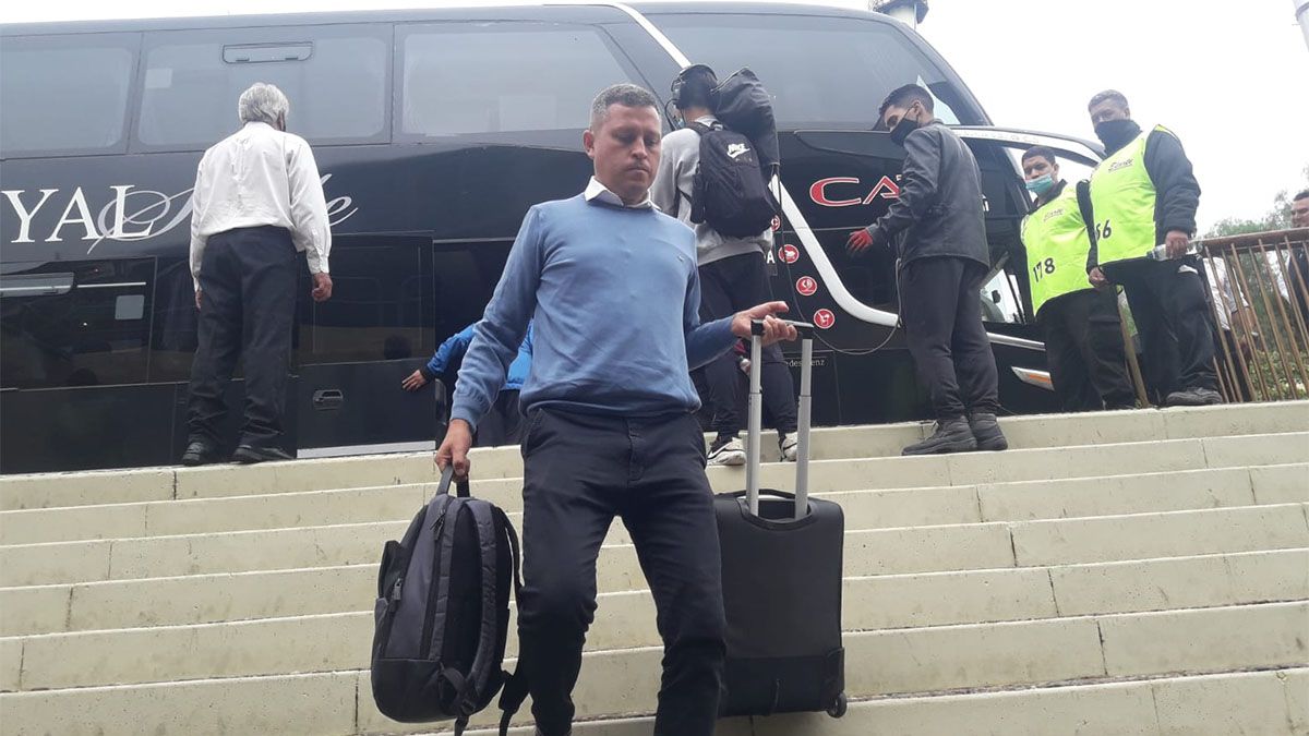 Diego Flores meterá dos cambios para visitar a Huracán.