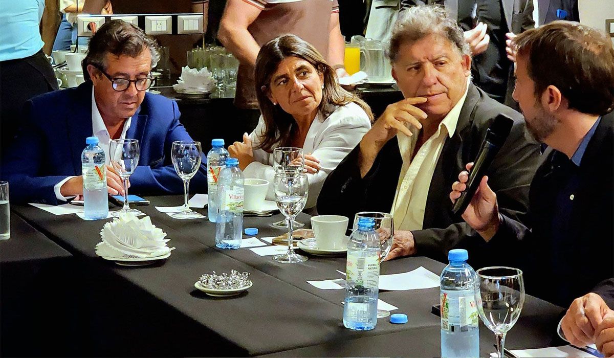 Víctor Ibañez ( sentado en la cabecera de la mesa) pasará a la Corte tras ser asesor del radicalismo en el Senado.