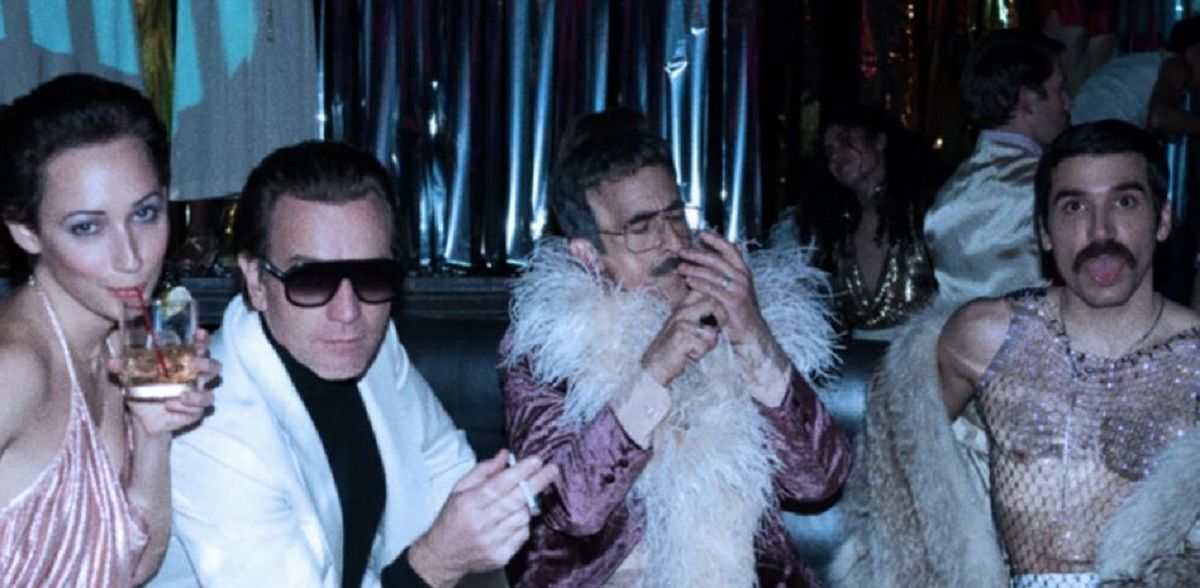 La serie de Netflix Halston tiene cinco capítulos de menos de una hora cada uno.