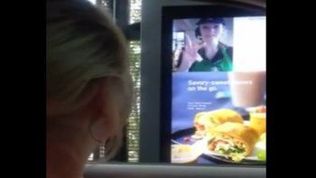 Es viral: pidió un café con señas