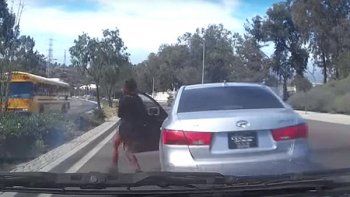 Un mujer abandonó su auto en marcha y mirá lo qué pasó
