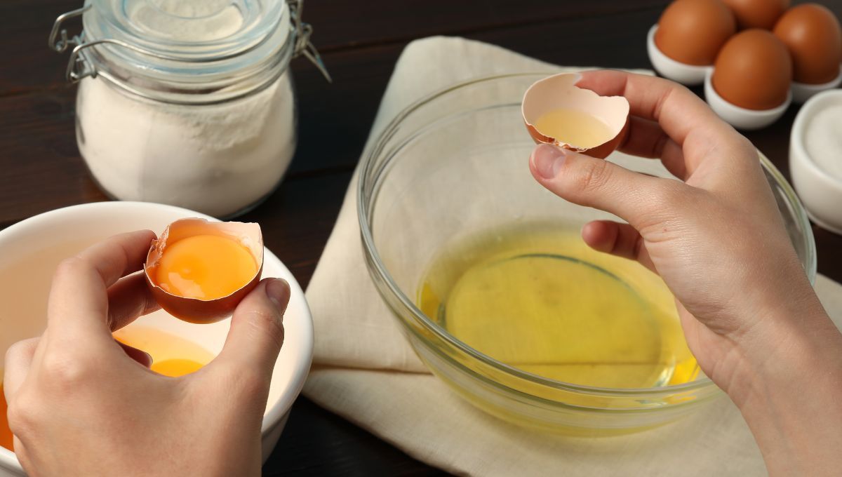 Las claras de huevo son ideales para cuidar la piel, debido a sus propiedades astringentes. 
