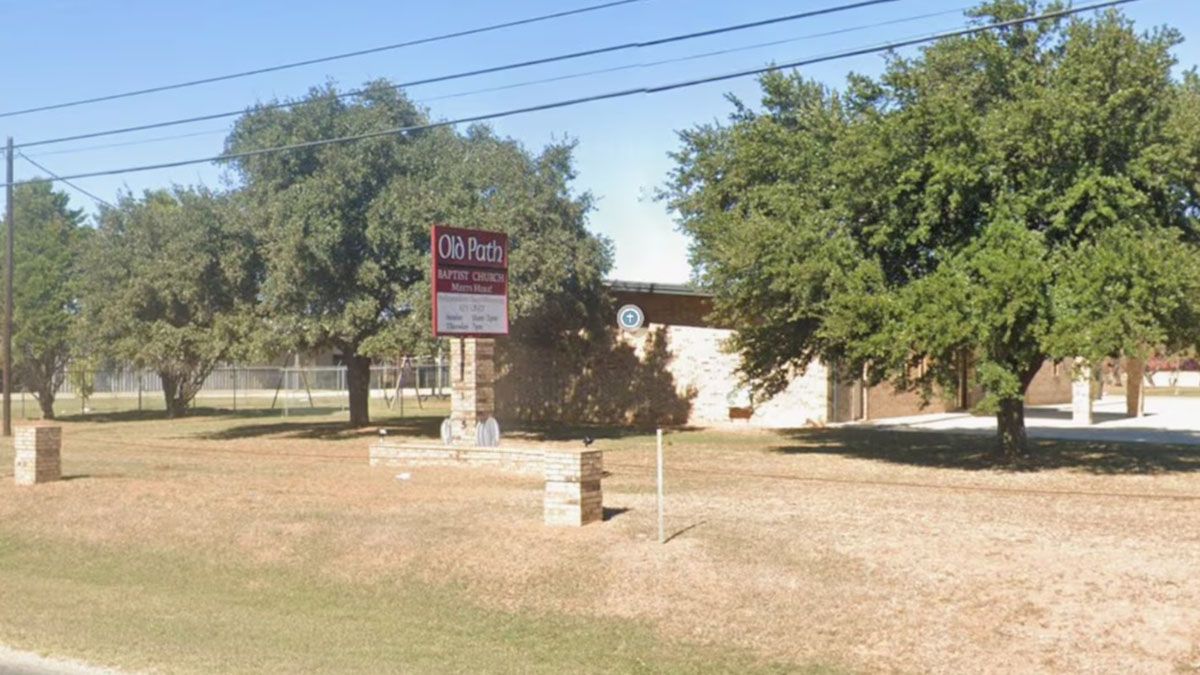 Una mujer fue detenida por golpear a su novio con un martillo hasta dejarlo moribundo y abandonarlo en el galpón de una Iglesia. Una mujer fue detenida por golpear a su novio con un martillo hasta dejarlo moribundo y abandonarlo en el galpón de una Iglesia.