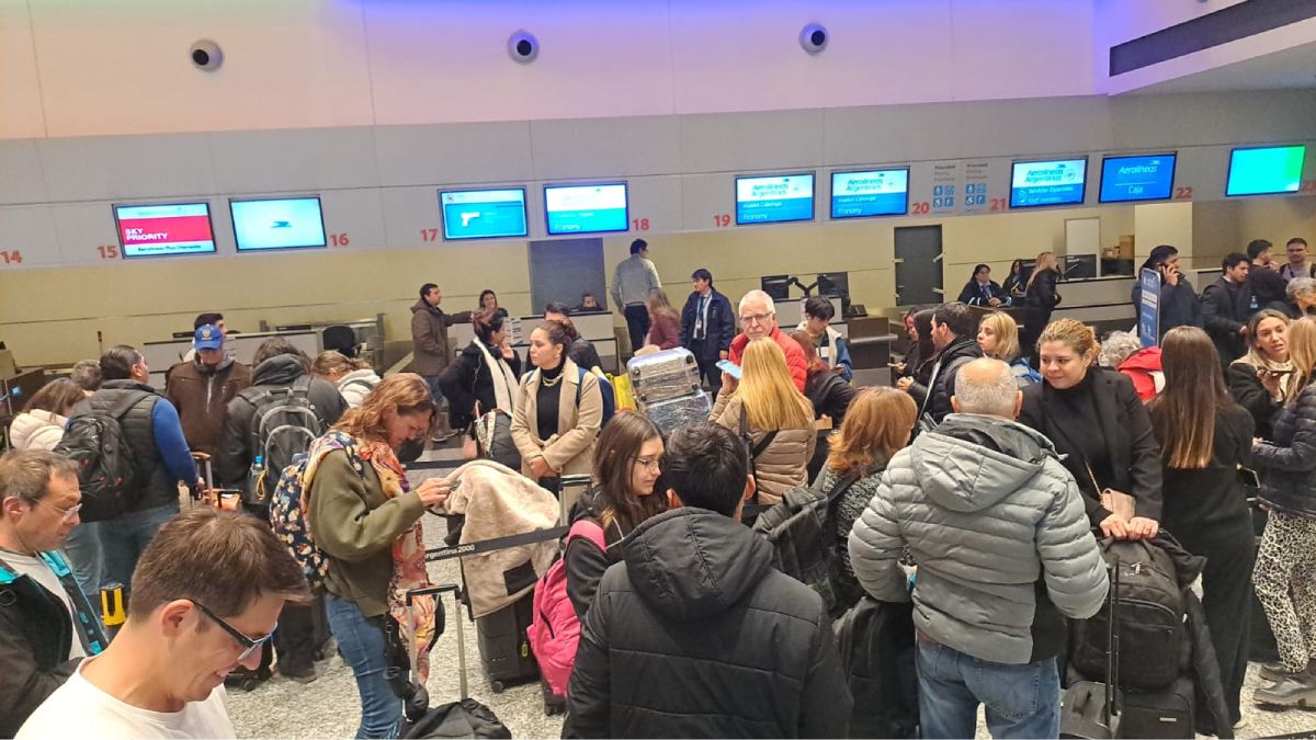 Más de un centenar de mendocinos se vieron afectados por la cancelación y demoras de vuelos de Aerolíneas.