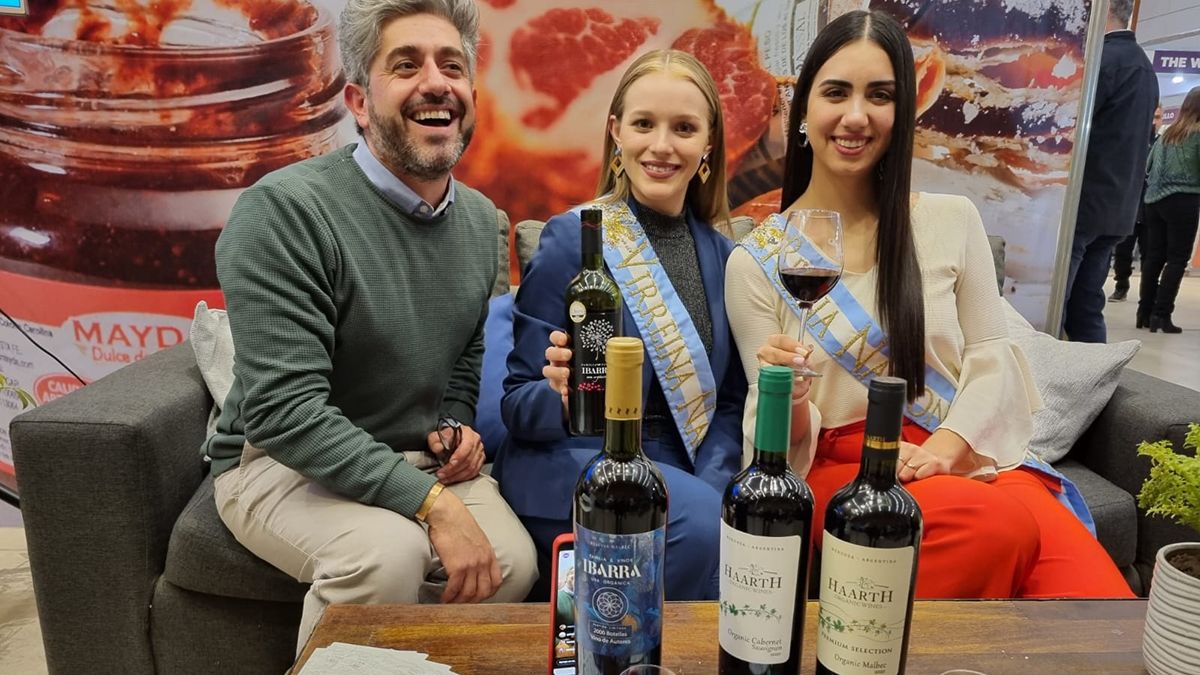 La Reina de la Vendimia Natasha Sánchez y la Virreina, Giuliana Pilot en el stand de vinos y gastronomía mendocina.