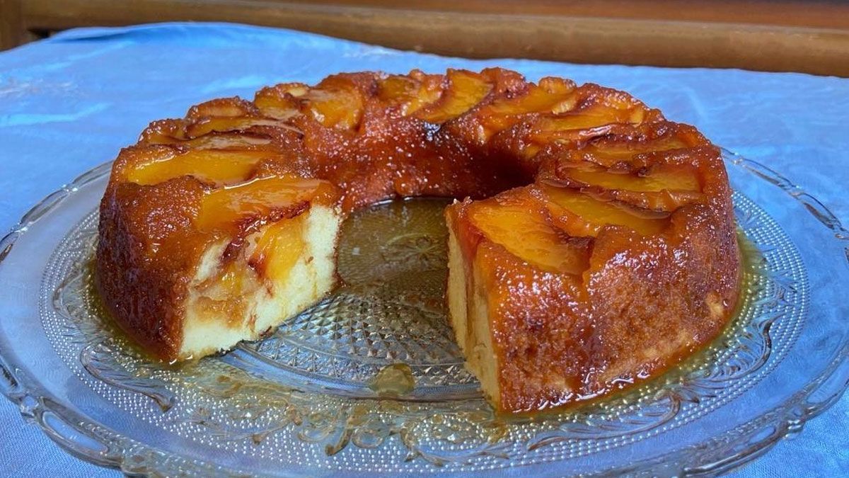 Cómo hacer una torta invertida de durazno y caramelo: la receta para saborear junto a la familia