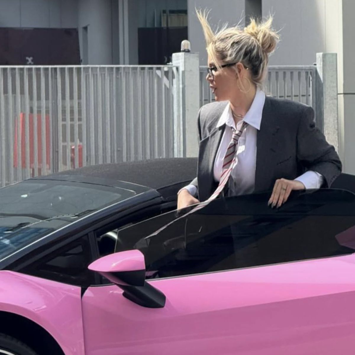 En lamborghini rosa y con traje, el look de Wanda Nara en su audiencia de divorcio en Milán. En lamborghini rosa y con traje, el look de Wanda Nara en su audiencia de divorcio en Milán.