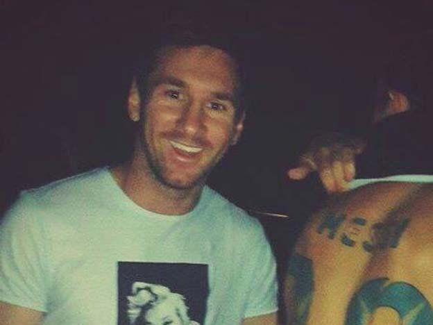 Un hincha le mostró a Messi el tatuaje que se hizo en su honor
