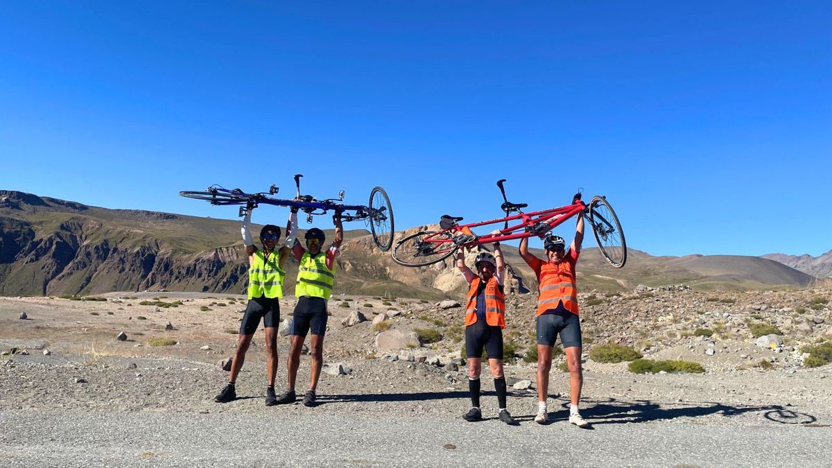 La pareja mendocina que desafía la ceguera pedaleando 1.500 kilómetros para unir el Pacífico y el Atlántico