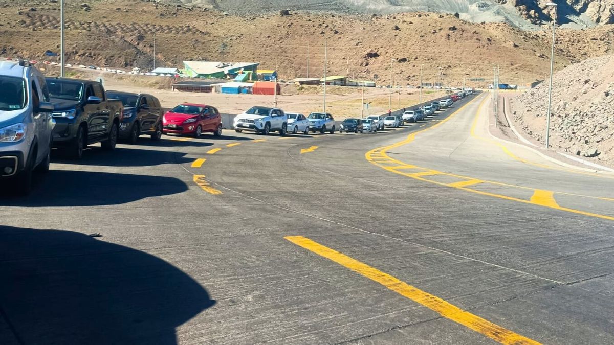 Los tours de compras transportan a pasajeros con el único fin de adquirir productos y retornar a Mendoza. En la foto, largas colas en el paso a Chile. Los tours de compras transportan a pasajeros con el único fin de adquirir productos y retornar a Mendoza. En la foto, largas colas en el paso a Chile.