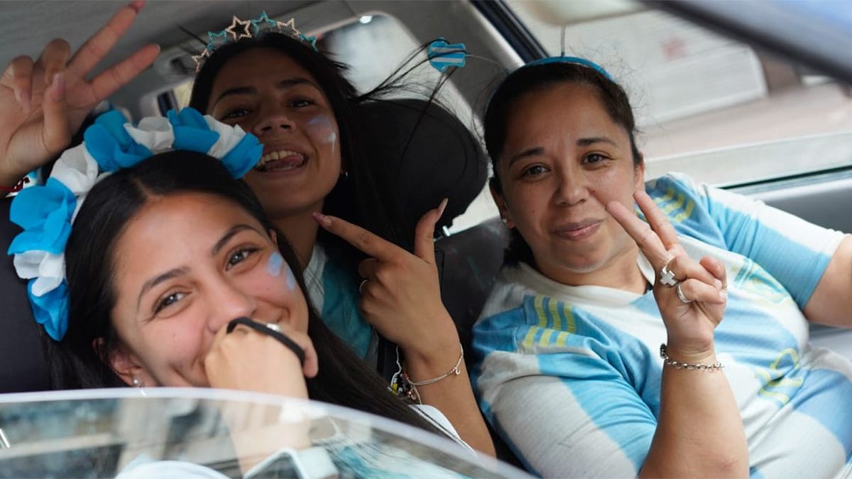 Tan contentas como emocionadas las chicas llegando al centro.