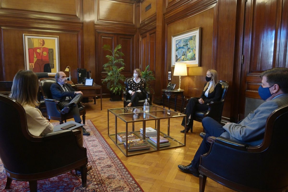 El presidente del Banco Nación, Eduardo Hecker; la directora Cecilia Bugna; la gerenta general María Barrios; la senadora Anabel Fernández Sagasti y Marcelo Costa, síndico de Mendoza.