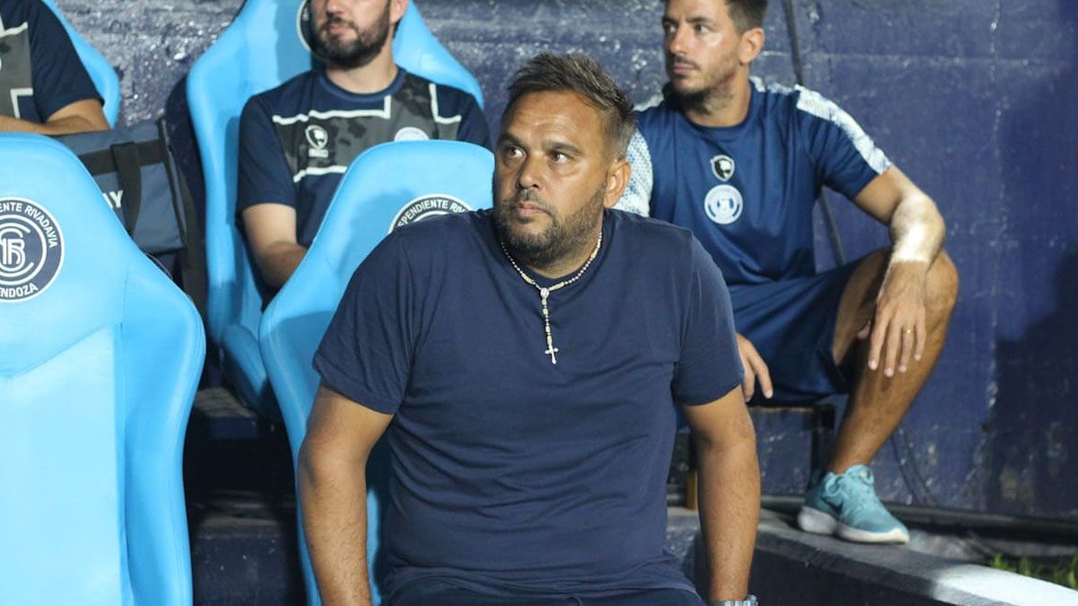 Federico Arias dirigió la transición de Independiente Rivadavia entre Rodolfo De Paoli y Martín Cicotello (UNO/Nicolás Ríos) Federico Arias dirigió la transición de Independiente Rivadavia entre Rodolfo De Paoli y Martín Cicotello (UNO/Nicolás Ríos)