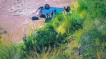 Cuatro heridos y tránsito suspendido en la Ruta 7 tras el accidente de un auto con una familia chilena Cuatro heridos y tránsito suspendido en la Ruta 7 tras el accidente de un auto con una familia chilena