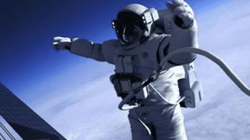Fingió ser un astronauta y estafó a una mujer por Tinder