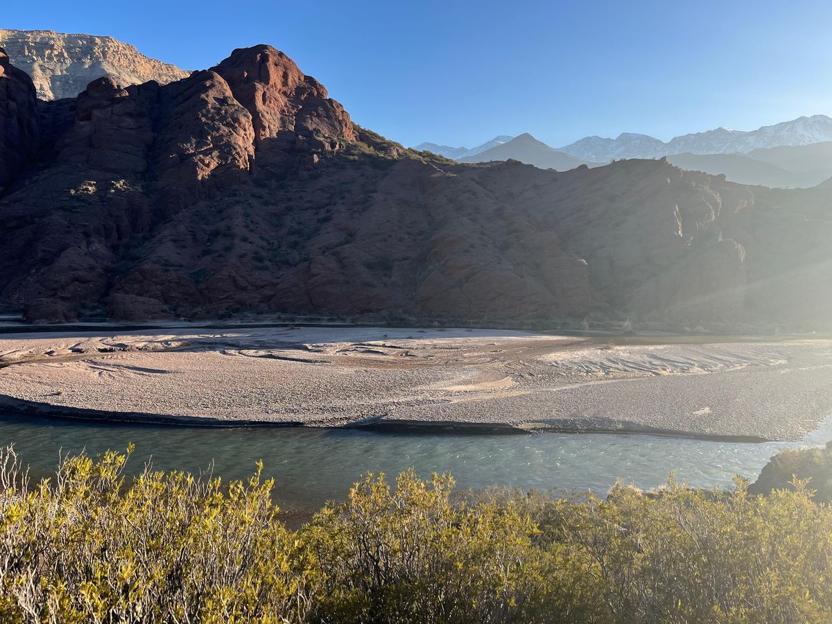 Domos Potrerillos busca aprovechar la costa del río Mendoza que desemboca en el dique.