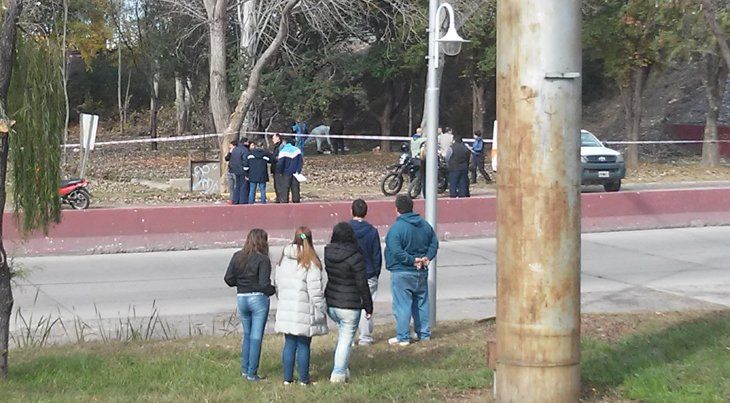 Encontraron a un hombre muerto, atado a un árbol y quemado