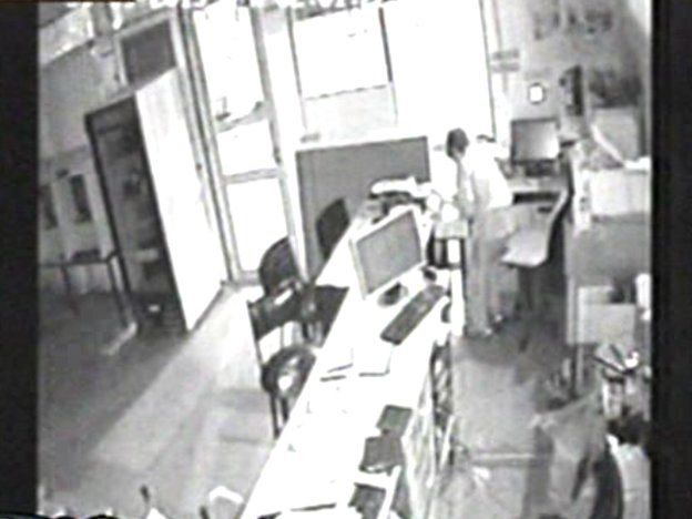 Así saqueaban dos menores delincuentes un video club