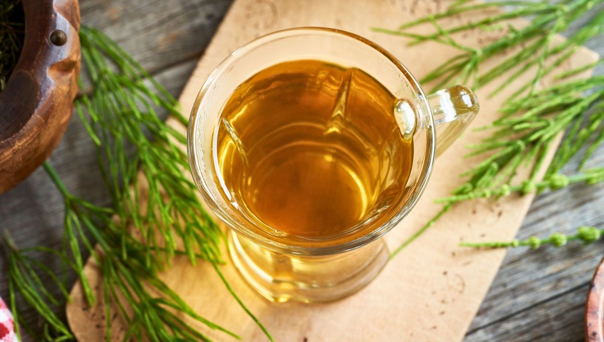 La cola de caballo tiene propiedades diuréticas, antiinflamatorias y cicatrizantes, que la convierten en un remedio natural para cuidar el cuerpo desde adentro hacia afuera. La cola de caballo tiene propiedades diuréticas, antiinflamatorias y cicatrizantes, que la convierten en un remedio natural para cuidar el cuerpo desde adentro hacia afuera.