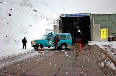 Cerraron el paso a Chile y seguirá nevando hasta mañana