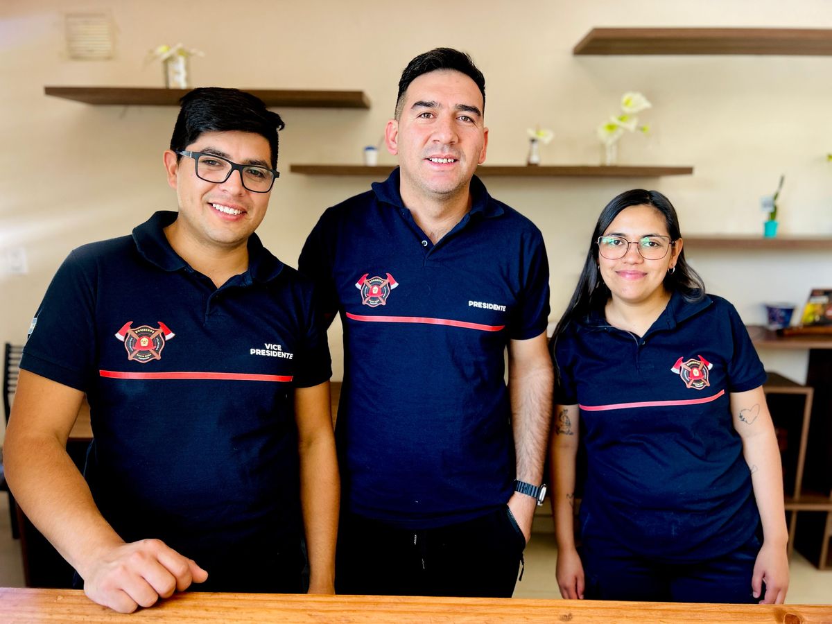 El presidente de la institución, Helvio Suárez, reclama ayuda para poder operar. Aquí, al medio junto a Martín Carrión, vicepresidente, y Alejandra Gil, jefa de Bomberos Voluntarios de Santa Rosa. El presidente de la institución, Helvio Suárez, reclama ayuda para poder operar. Aquí, al medio junto a Martín Carrión, vicepresidente, y Alejandra Gil, jefa de Bomberos Voluntarios de Santa Rosa.