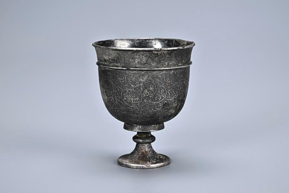Un cáliz de plata, parte del tesoro descubierto. Un cáliz de plata, parte del tesoro descubierto.