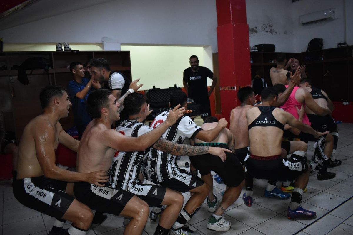 El Lobo festejó la clasificación en Tucumán el pasaje a la final por el segundo ascenso. El Lobo festejó la clasificación en Tucumán el pasaje a la final por el segundo ascenso.