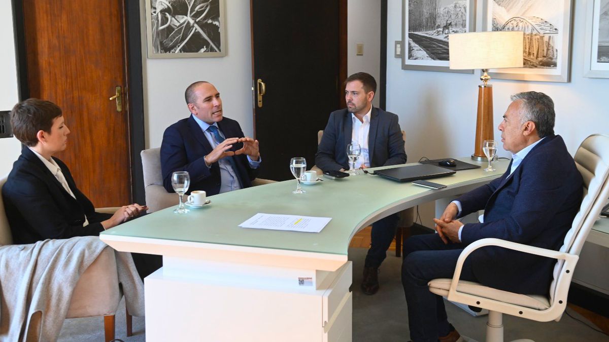 El gobernador Cornejo, junto a la ministra Latorre y el director de Minería Shantal, recibió al vice de la Cámara de Comercio en Australia, Diego Berazatagui.