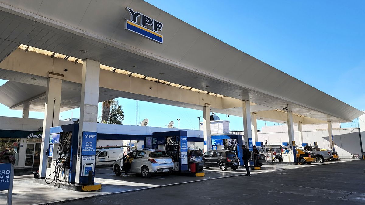 YPF anunció que sus estaciones de servicio continuarán aceptando el pago con tarjeta de crédito
