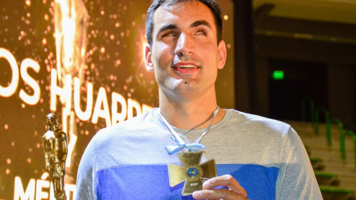 Federico Accardi posa con la Cruz al Mérito Deportivo 2021, en reconocimiento a su trayectoria en el fútbol adaptado y la reciente medalla plateada en los Juegos de Tokio 2020.