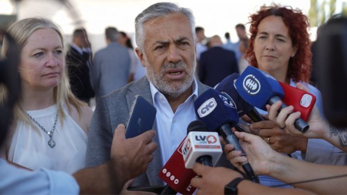 El gobernador Alfredo Cornejo, la presidenta del EPRE, Andrea Molina, y la vicegobernadora Hebe Casado, explicaron en San Rafael los motivos el apagón que se generó el 19 de marzo en el Sur provincial. Foto: Prensa de Gobierno