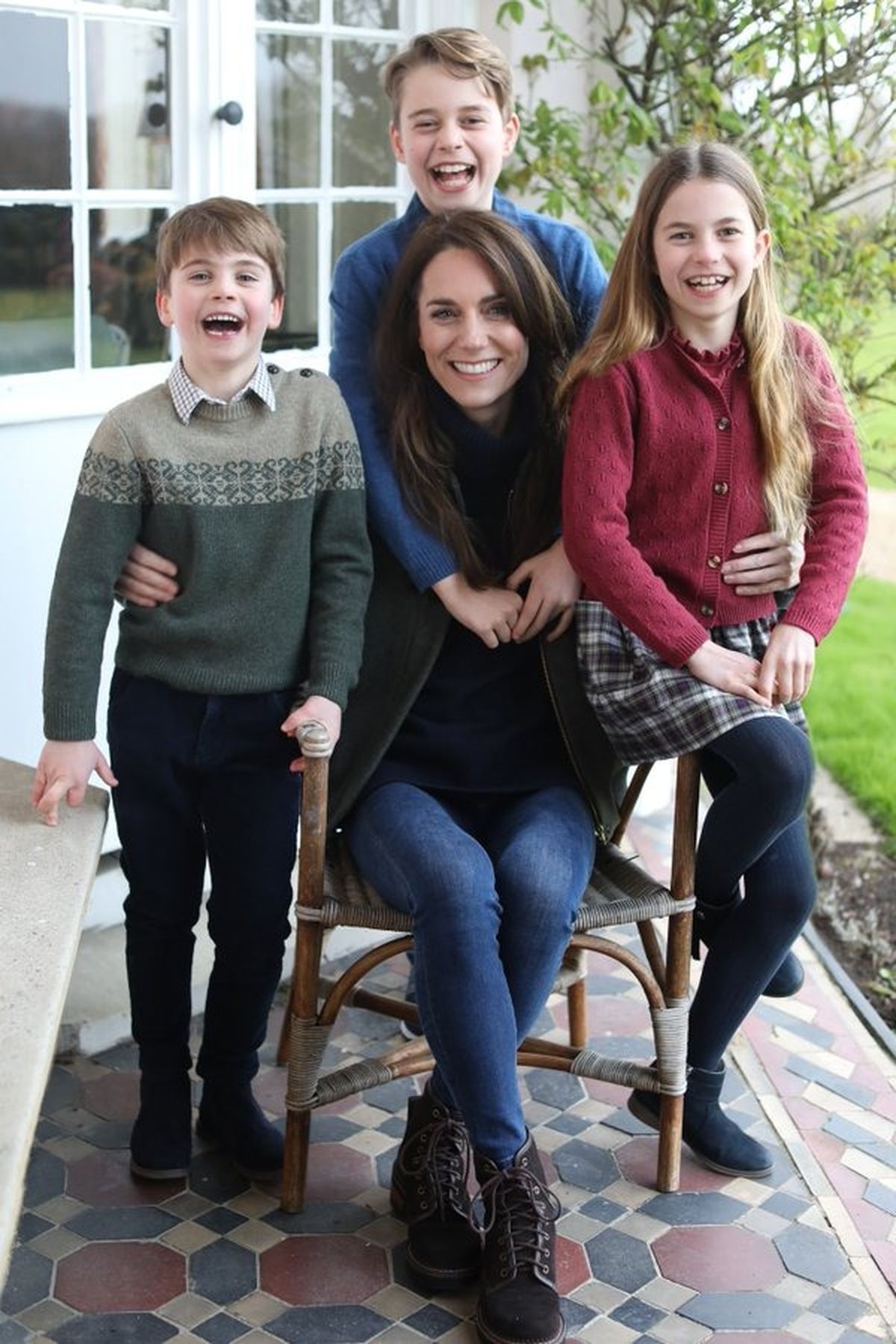 La foto de la polémica. Kate publicó esta imagen y varios medios británicos decidieron no difundirla porque estaba retocada. La foto de la polémica. Kate publicó esta imagen y varios medios británicos decidieron no difundirla porque estaba retocada.