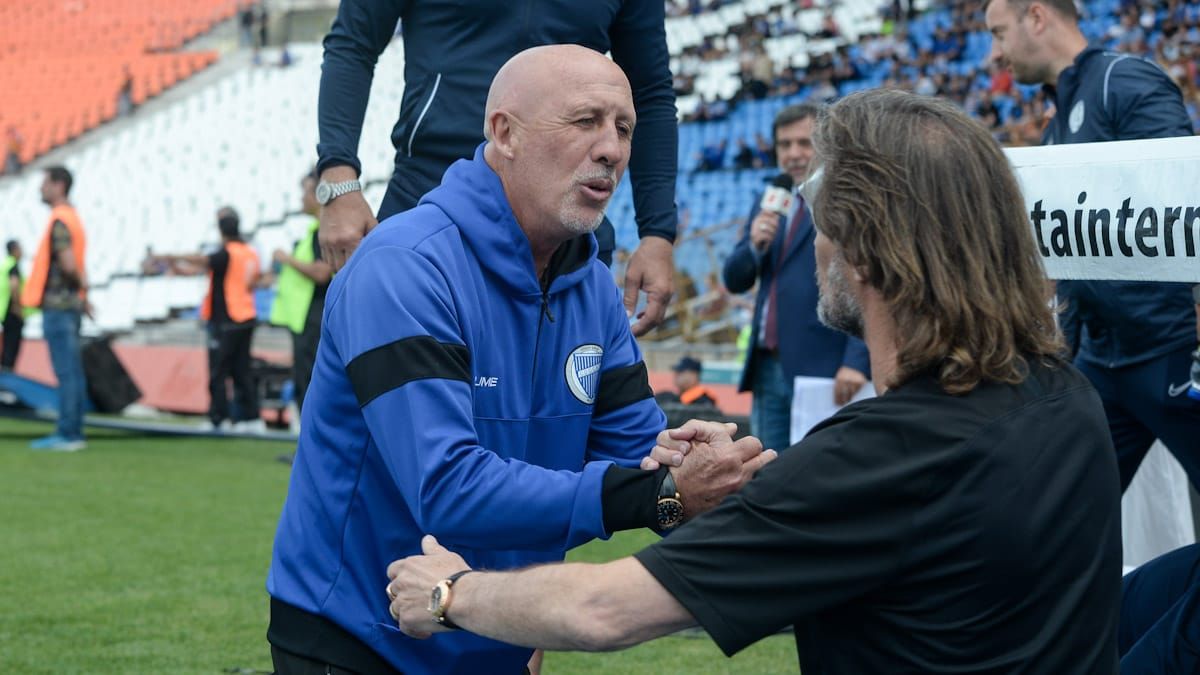 Dos potencias se saludan el Gato Oldrá y el Gallego Insúa. Dos potencias se saludan el Gato Oldrá y el Gallego Insúa.