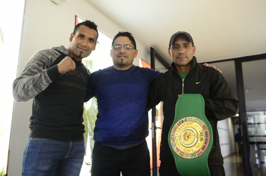 Pablo Chacón está con Jonathan Barros y Chispita Chacón.