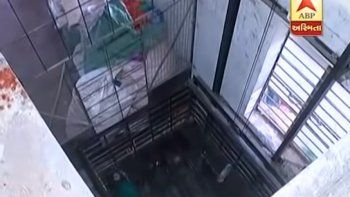 Una mujer murió decapitada en un ascensor: sospechan de sus auriculares