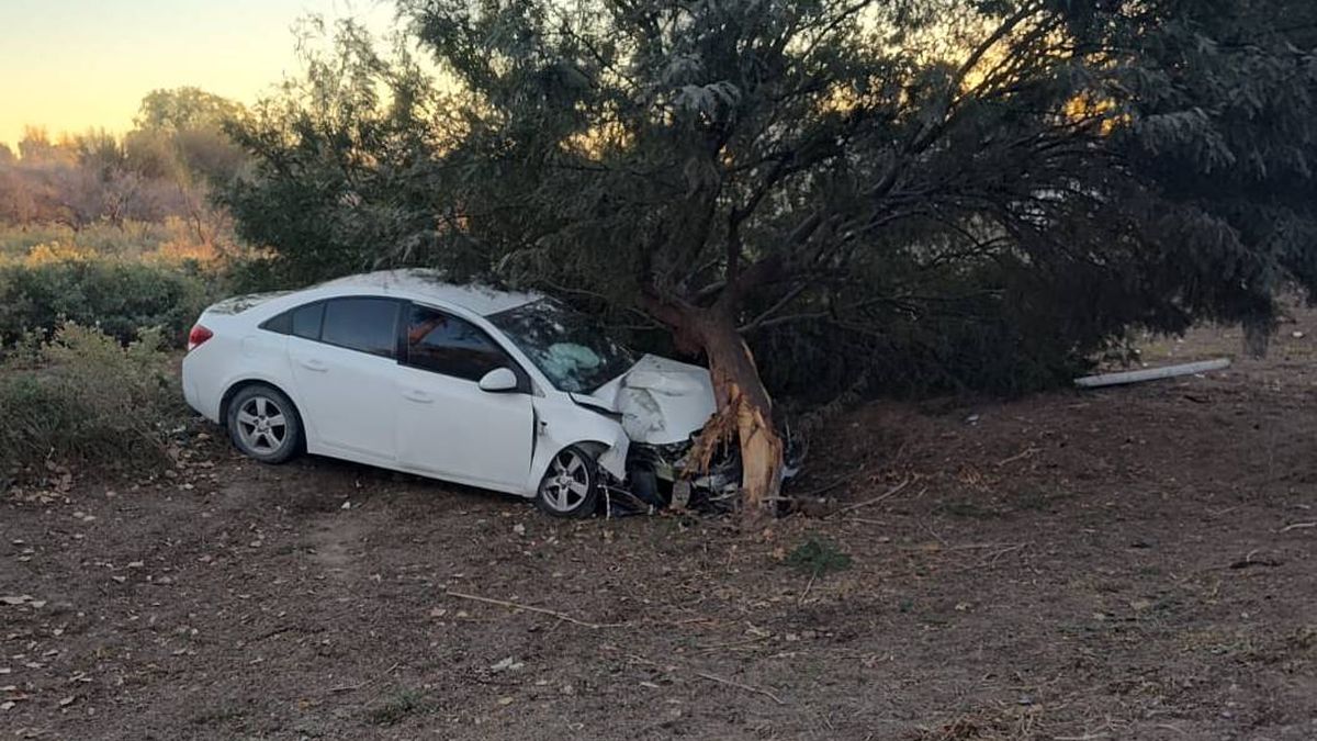 Así quedó el auto conducido por la policía tras el accidente en Lavalle.