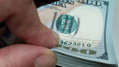El dólar en el mercado paralelo sigue en baja.
