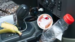 Un truco con vinagre perfecto para limpiar manchas de comida en el auto.&nbsp;