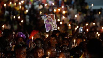 Miles de velas iluminan el paso del Papa en su visita al santuario en Uganda