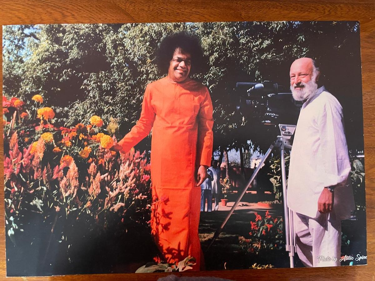 No sólo fue discípulo de Sathya Sai Baba, sino también su fotógrafo personal. No sólo fue discípulo de Sathya Sai Baba, sino también su fotógrafo personal.