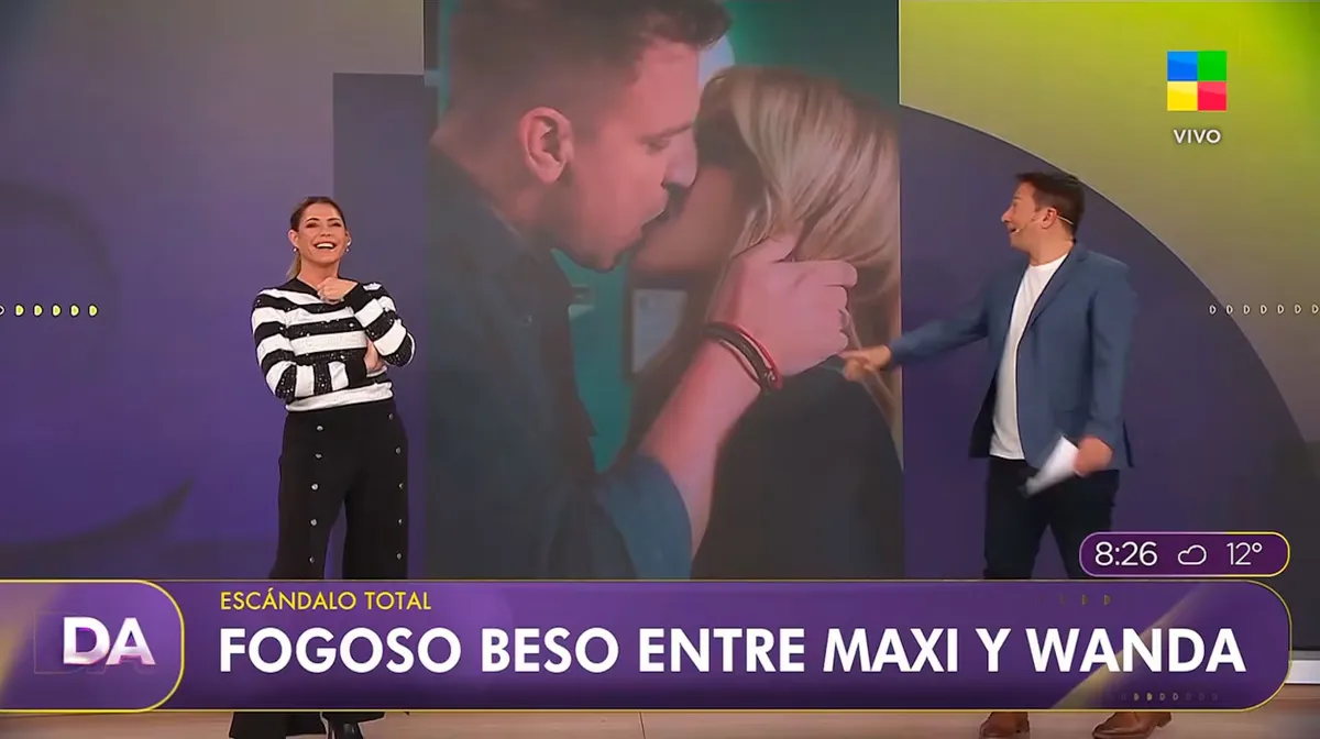 Explosión por el beso de Wanda Nara y Maxi López. Explosión por el beso de Wanda Nara y Maxi López.