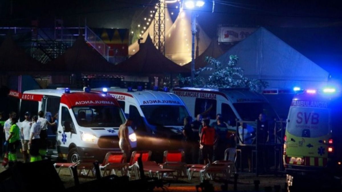 El derrumbe del escenario principal del festival de música en Valencia, fue provocado por fuertes ráfagas de vientos, provocando la muerte de una persona y varios heridos